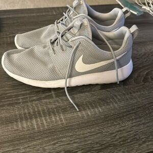 Nike Roshe Men’s size 8 grey worn twice